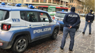 Ancona - Tenta di togliersi la vita nel giorno della Vigilia, salvato dai poliziotti